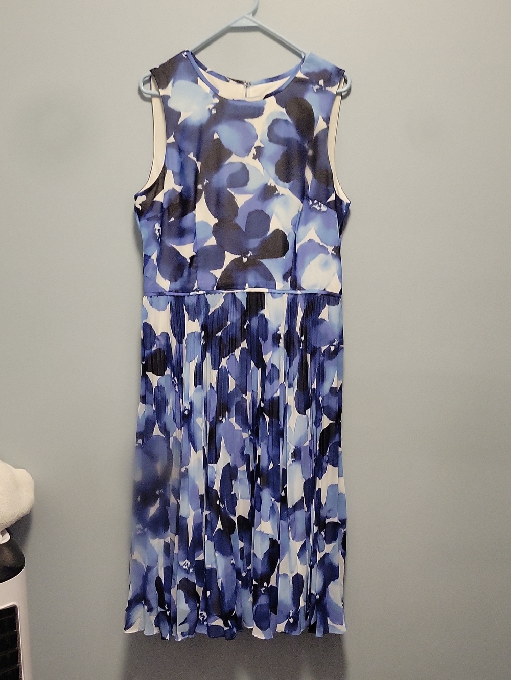 Maggy London Blue and White Floral Pleated Midi Dress